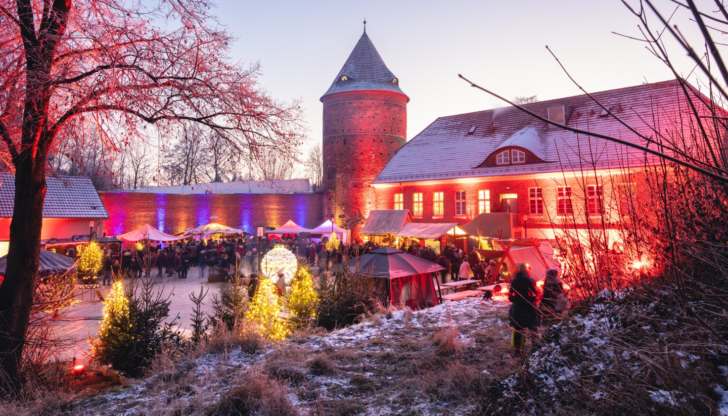 Regionaler Weihnachtsmarkt in der Burg Plau am See, © TMV/Gross