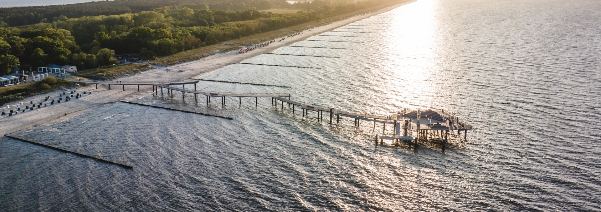 Erst 2021 wurde die hölzerne Seebrücke in Koserow eröffnet. 280 Meter spaziert man hinaus auf die Ostsee. Auf der Aussichtsplattform finden hin und wieder Veranstaltungen statt., © TMV/Gross