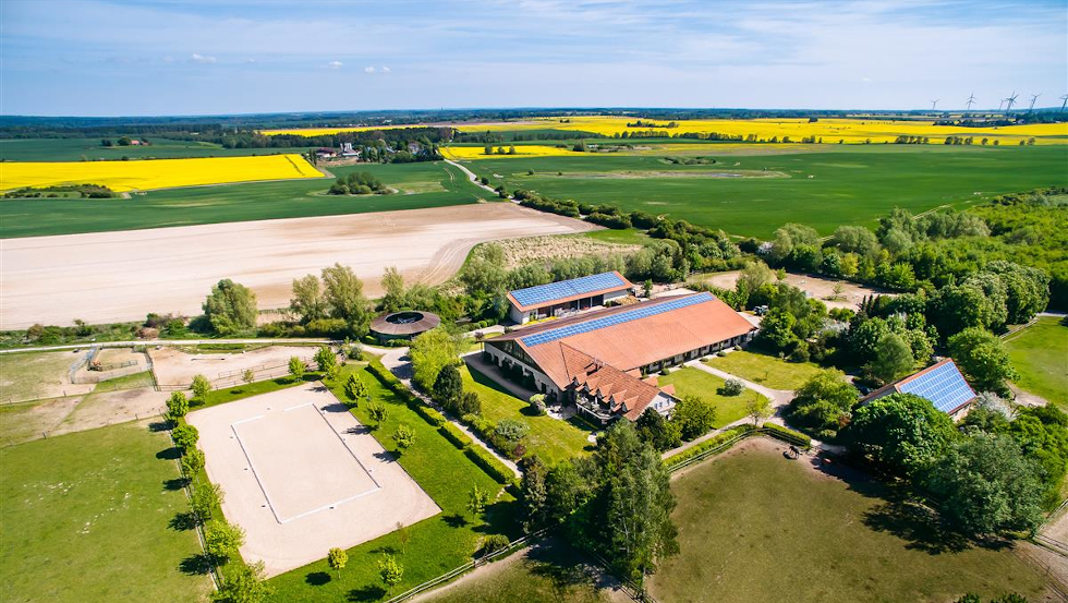 Blick über den Hof Peenetal und den angrenzenden Kummerower See, © J. Bombis