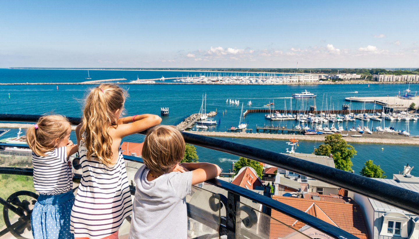 Ausblick vom 30,6 Meter hohem Leuchtturm in Warnemünde., © TMV/Süß