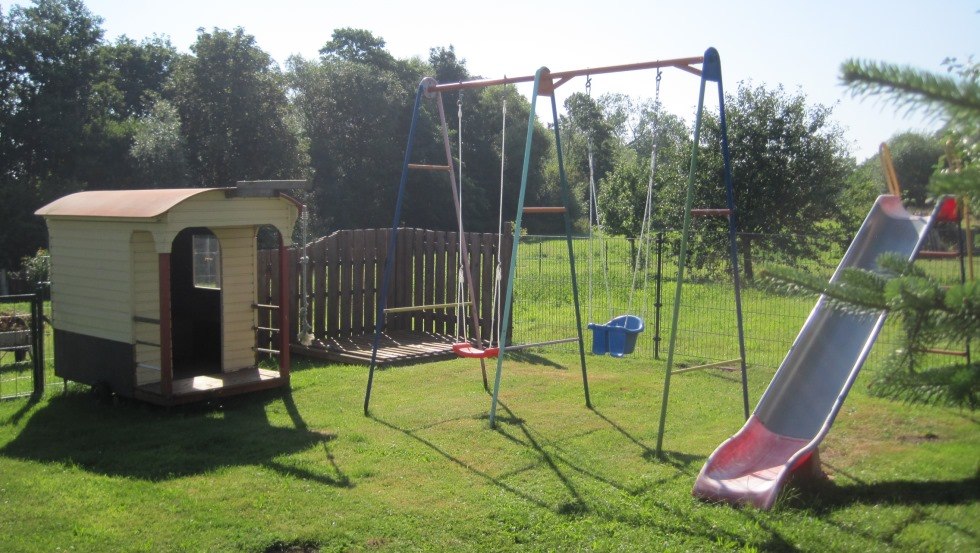 Spielplatz mit Spielhaus, Sandkiste, Schaukel und Rutsche, © Richter