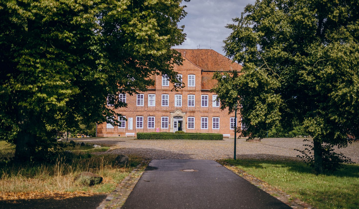 Außenansicht Künstlerhaus Schloss Plüschow, © Schloss Plüschow