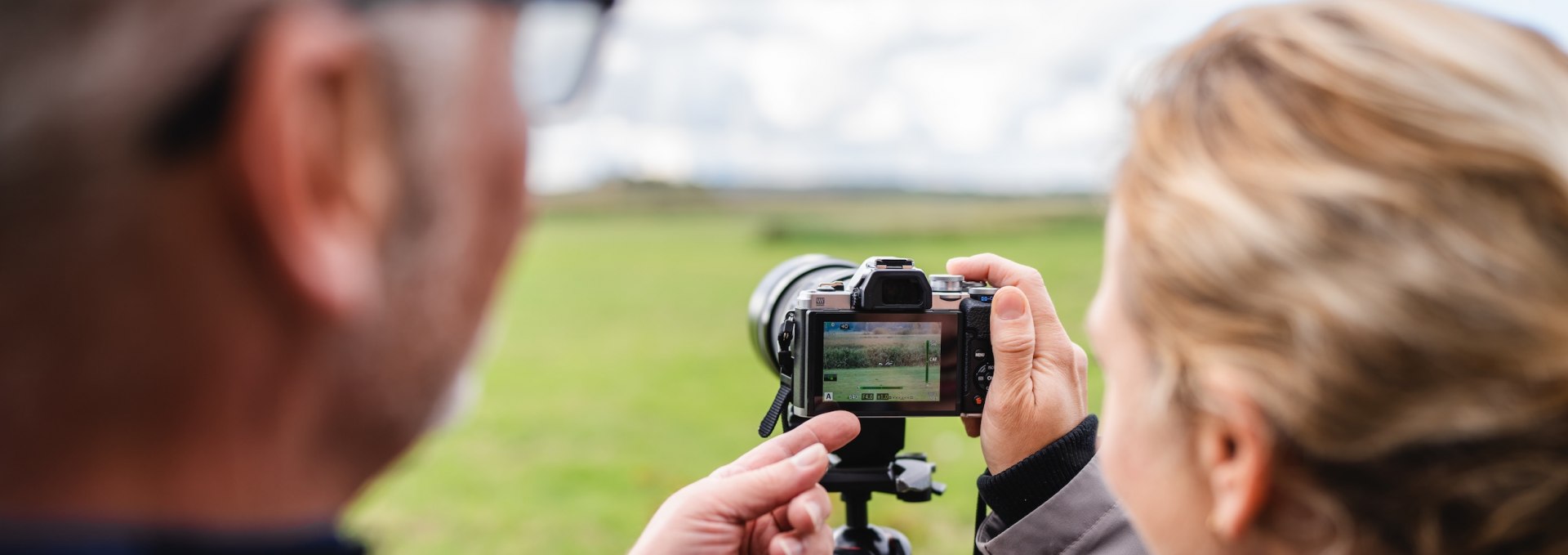 Zwei Personen überprüfen ein Foto auf der Kamera bei einem Workshop auf Fischland-Darß-Zingst.