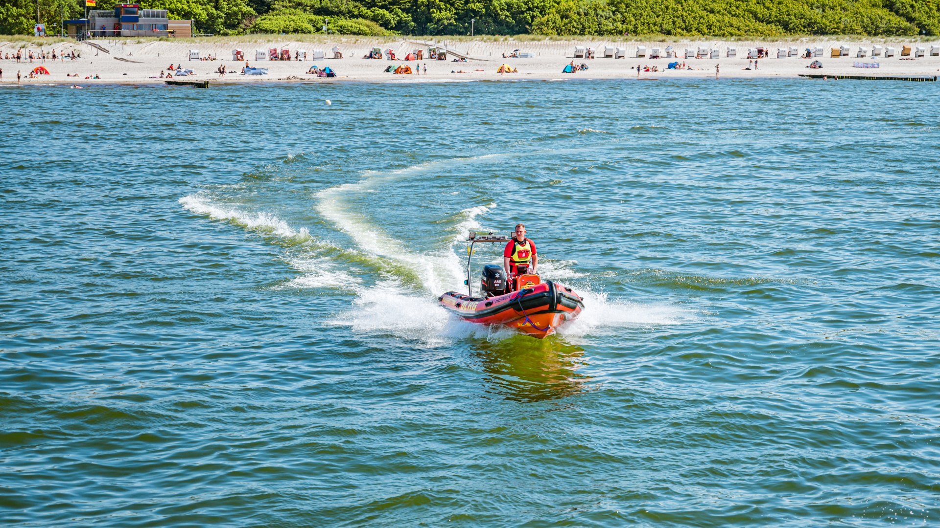 Manchmal müssen die Lebensretter auch mit dem Schnellboot auf die Ostsee raus., © TMV/Tiemann