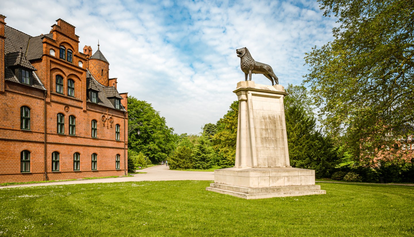 Schloss Wiligrad mit dem Nachbau des Braunschweiger Löwen. , © TMV/Tiemann