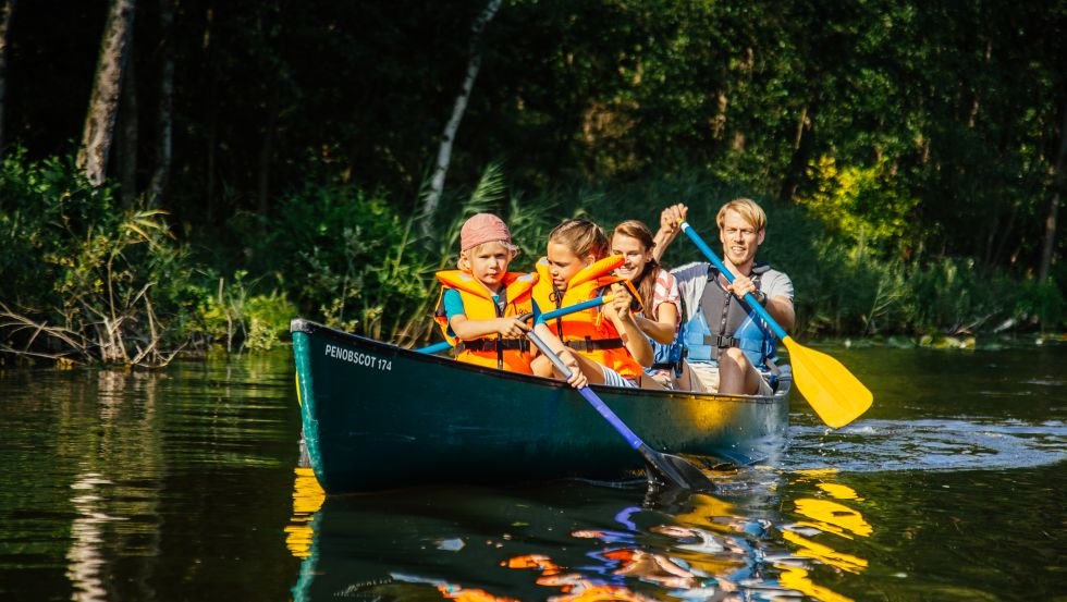 An die Paddel, fertig Spaß - in der Mecklenburgischen Seenplatte wird das Kanufahren zum Abenteuer, © TMV/Roth