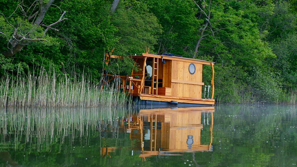 Mit dem Floß in einer Bucht zwischen Kleinzerlang und Rheinsberg ankern, © TMV