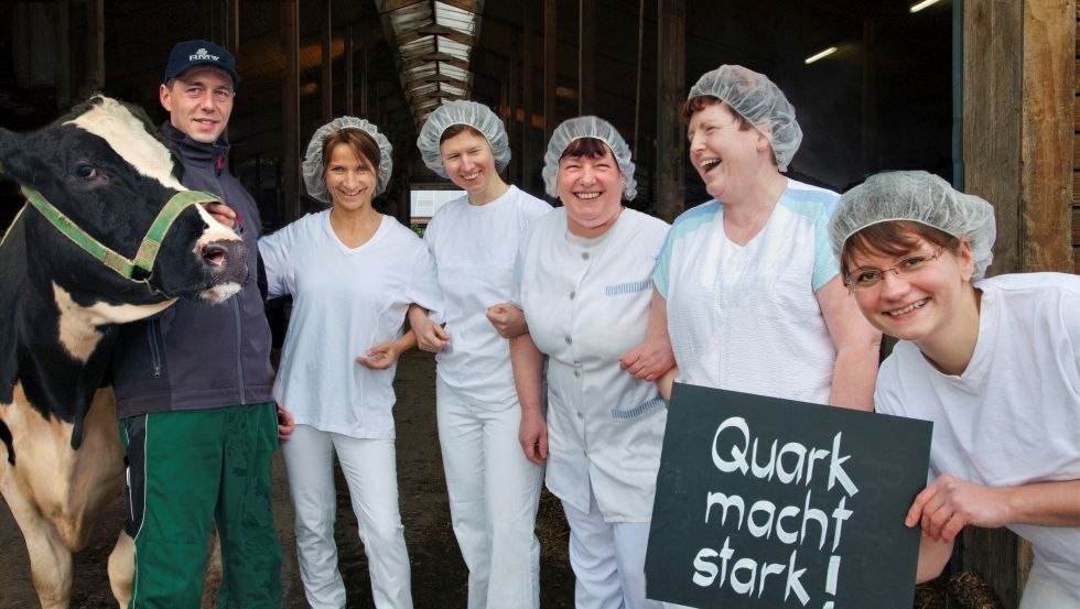 Quark macht Stark - Das Team der Produktion im Stall der Agrarprodukt Poseritz, © Rahm, Caroline