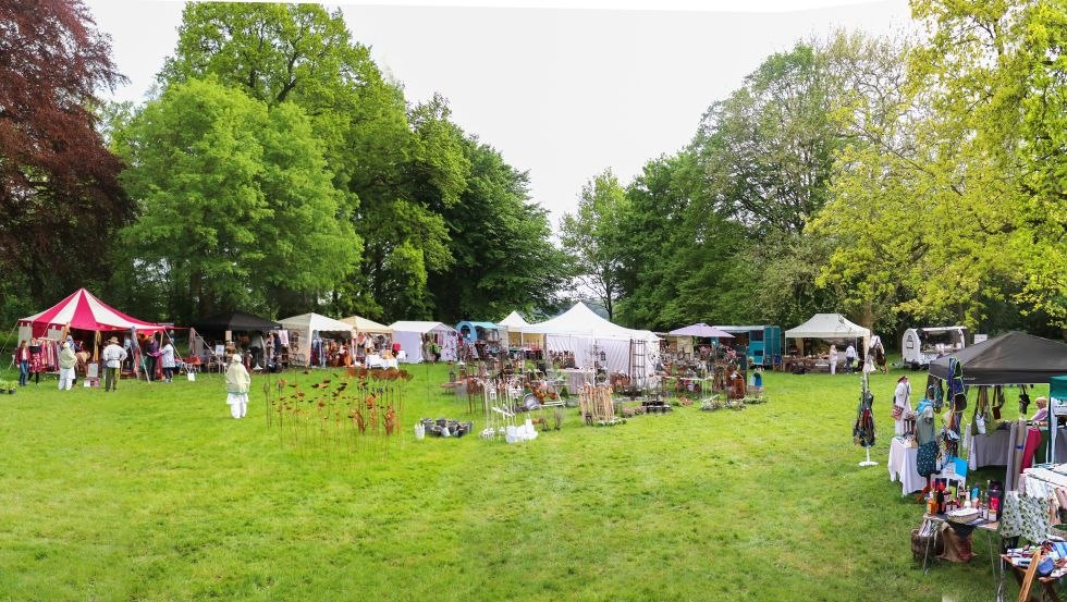 Blick über Veranstaltung im Park das Herrenhauses Schönhof, © Sönke Gill