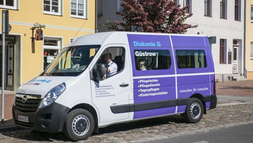 In den geräumigen Fahrzeugen sind auch Rollstuhltransporte möglich., © Jörn Lehmann Photograph