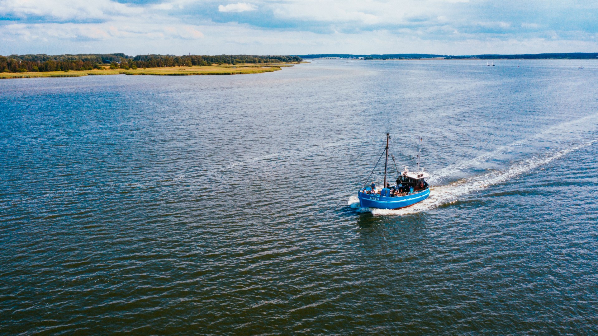 So friedlich! Bei der stillen Fahrt über den Greifswalder Bodden kommt die Familie zur Ruhe, genießt die Aussicht bis nach Usedom und Rügen und hält nach Robben Ausschau., © TMV/Friedrich