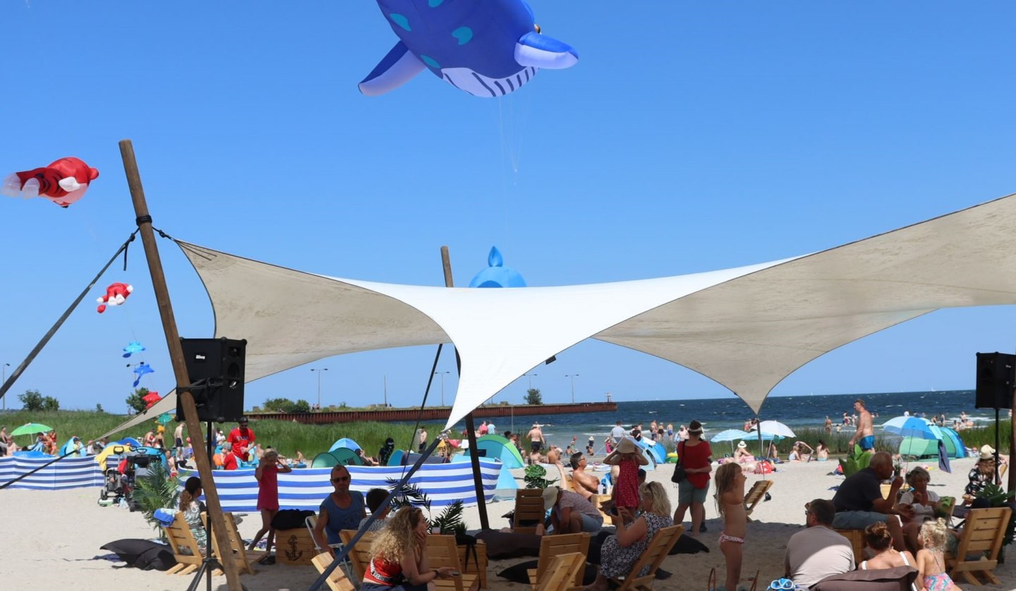 Bunte Drachen am Himmel, Strandlounge mit Blick auf die Ostsee, © Sabine Stöckmann