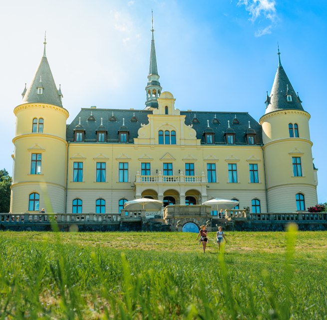 Das Schlosshotel im Herzen der Insel Rügen mit 65 individuellen Zimmern, Restaurant mit Terrasse, Bar und Wellness-Bereich mit Sauna sowie Innenpool. Erleben Sie einzigartige Architektur kombiniert mit exquisiter Küche und herausragendem Service., © TMV/Tiemann