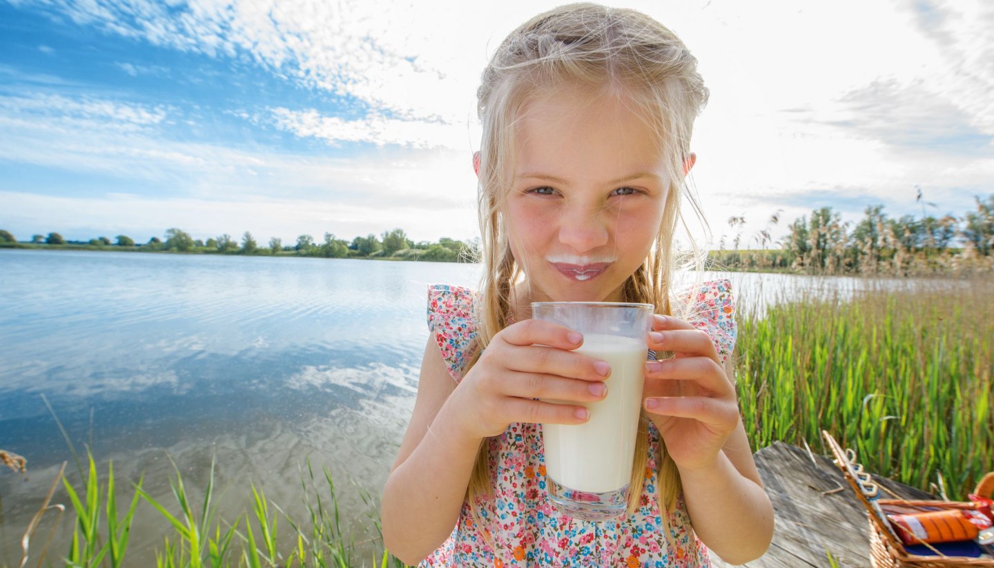 Mädchen trinkt ein frisch gezapftes Glas Milch, © TMV/outdoor-visions.com