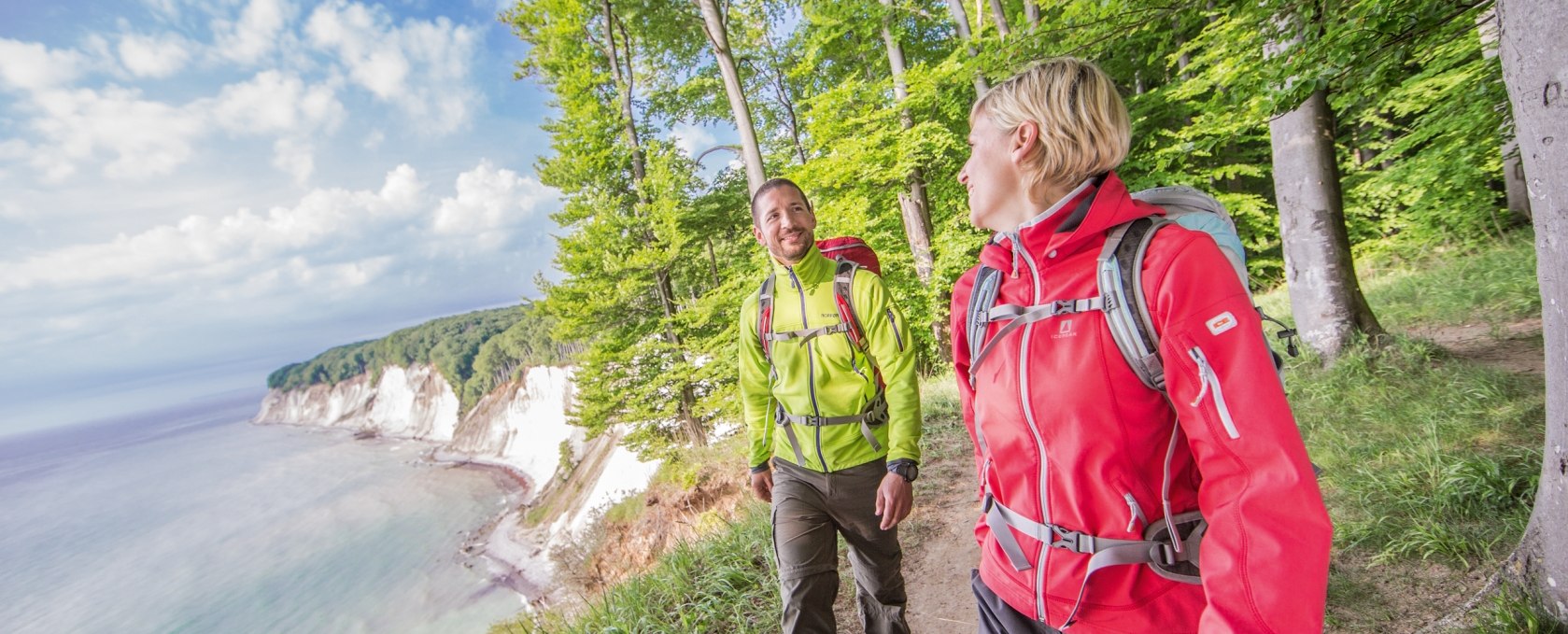 Der Hochuferweg im Nationalpark Jasmund bietet einzigartige Ausblicke auf die Kreideküste Rügens, © TMV/outdoor-visions.com