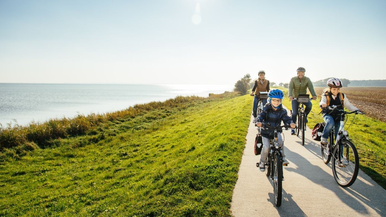 Familienausflug auf dem Drahtesel auf der Ostseeinsel Ummanz, © TMV/Roth